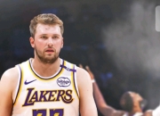 JJB-东契奇回归赛场，惊险取胜首场状态亮眼，湖人观众沸腾！的简单介绍