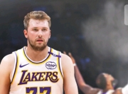 JJB-东契奇回归赛场，惊险取胜首场状态亮眼，湖人观众沸腾！的简单介绍