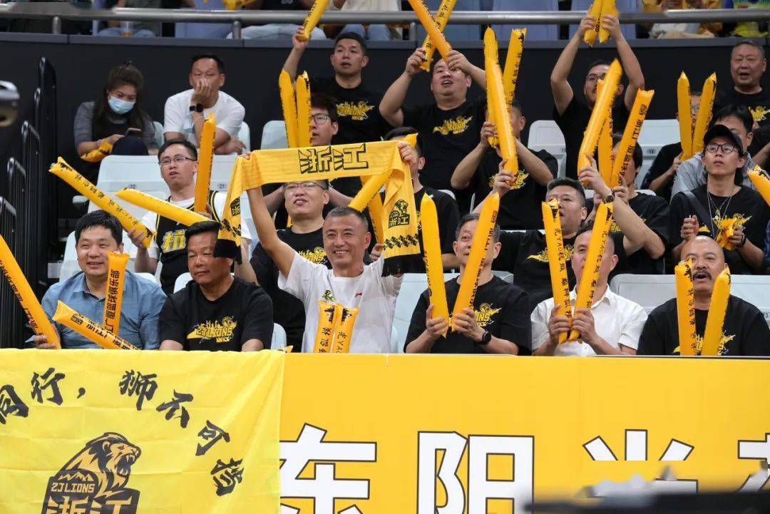 勇士观众热烈欢呼！，JackeyLove迎来二十赛季出色发挥赛场气氛高涨(lol勇士联赛)