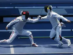 击剑夜战:江畔银狐队大胜燕赵猎隼队,临门一脚致胜临场应变见真章 击剑夜战:江畔银狐队大胜燕赵猎隼队,临门一脚致胜临场应变见真章