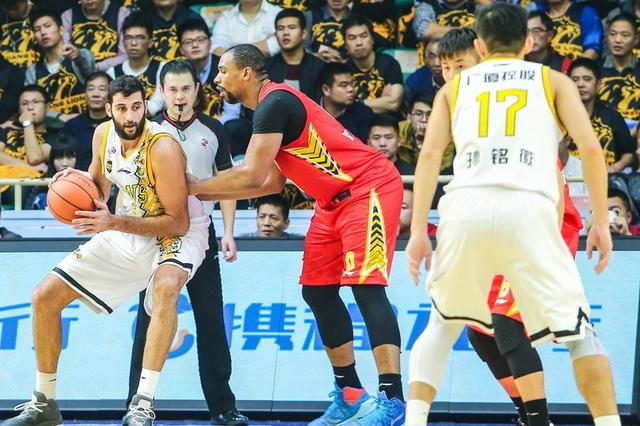  洛杉矶湖人内部会议纪要流出：窗口期远射贴柱，欧冠使命明确，身体对抗强度拉满